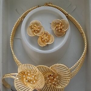 Luxurious Gold Floral Necklace Set